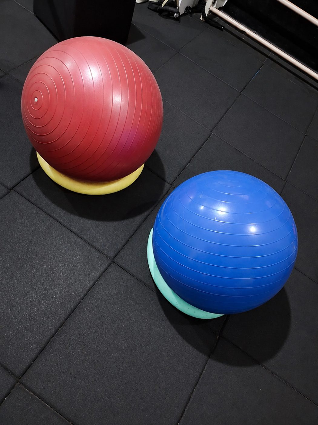 Bolas suíças vermelha e azul no piso do espaço funcional