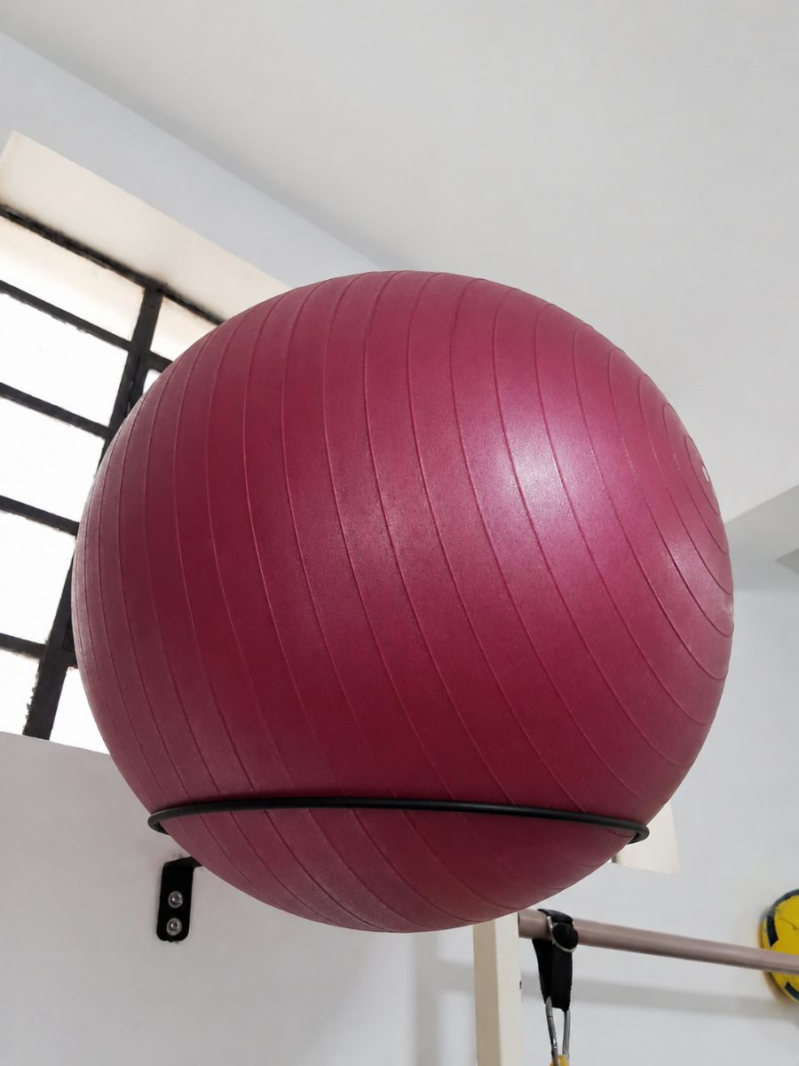 Bola suíça grande no suporte, junto à janela — Cia Postural