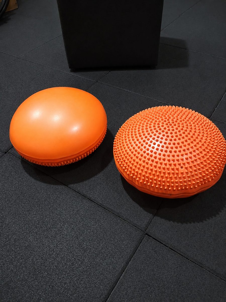 Dois domos de equilíbrio laranja para treino funcional — Cia Postural