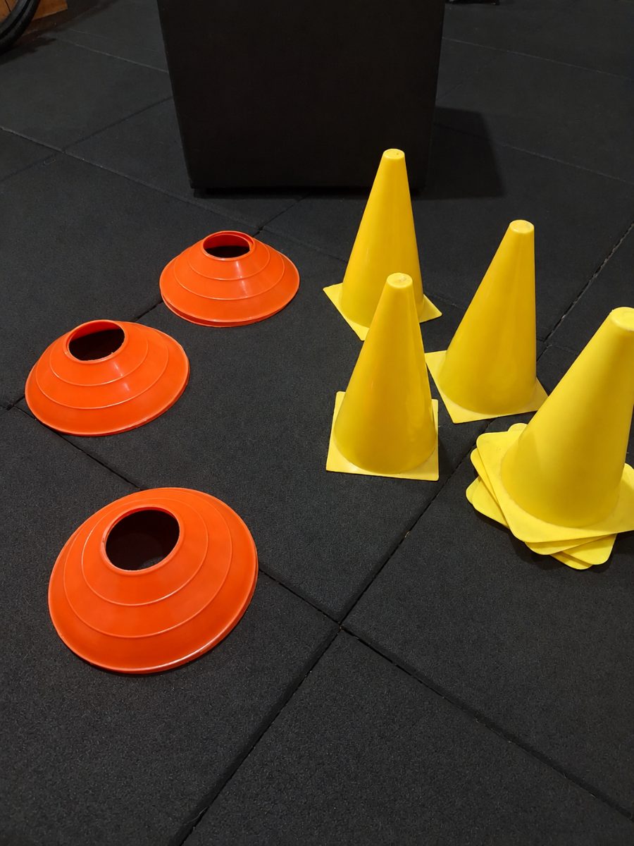 Cones amarelos e discos de marcação para coordenação — Cia Postural