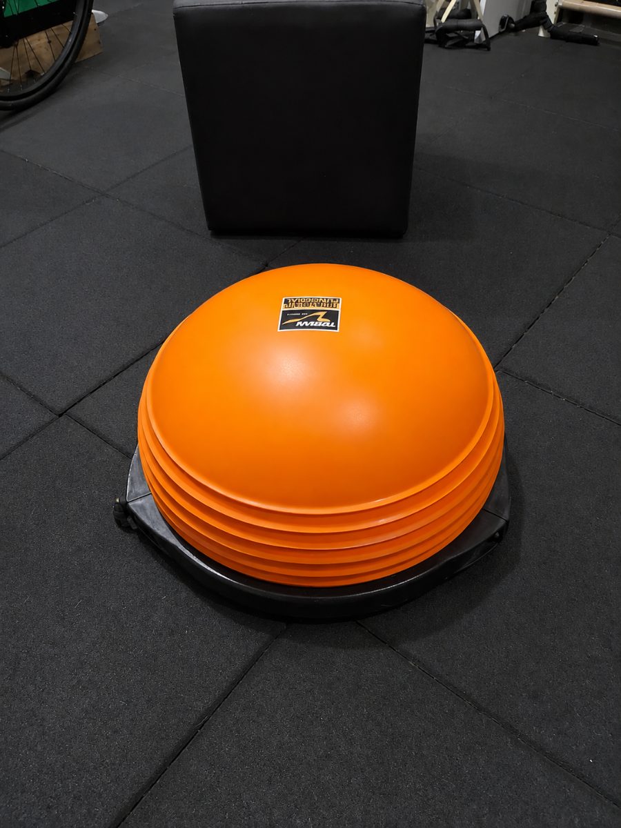 Domo de equilíbrio laranja sobre o piso emborrachado — Cia Postural